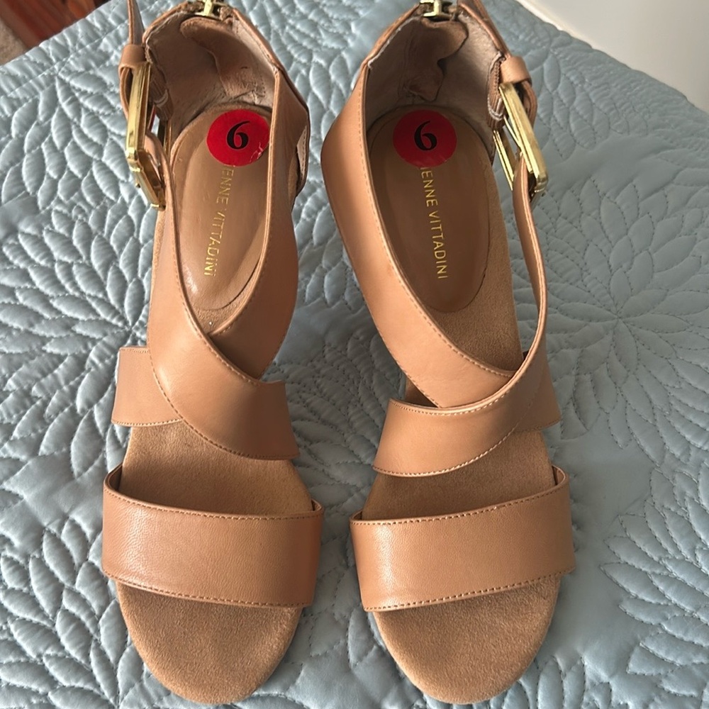 Beautiful preowned AdrienneVittadini leather open toe,  tan heels.